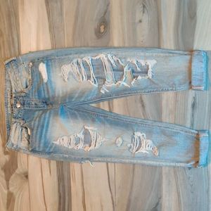 AE heavy distressed tomgirl jeans sz 6
